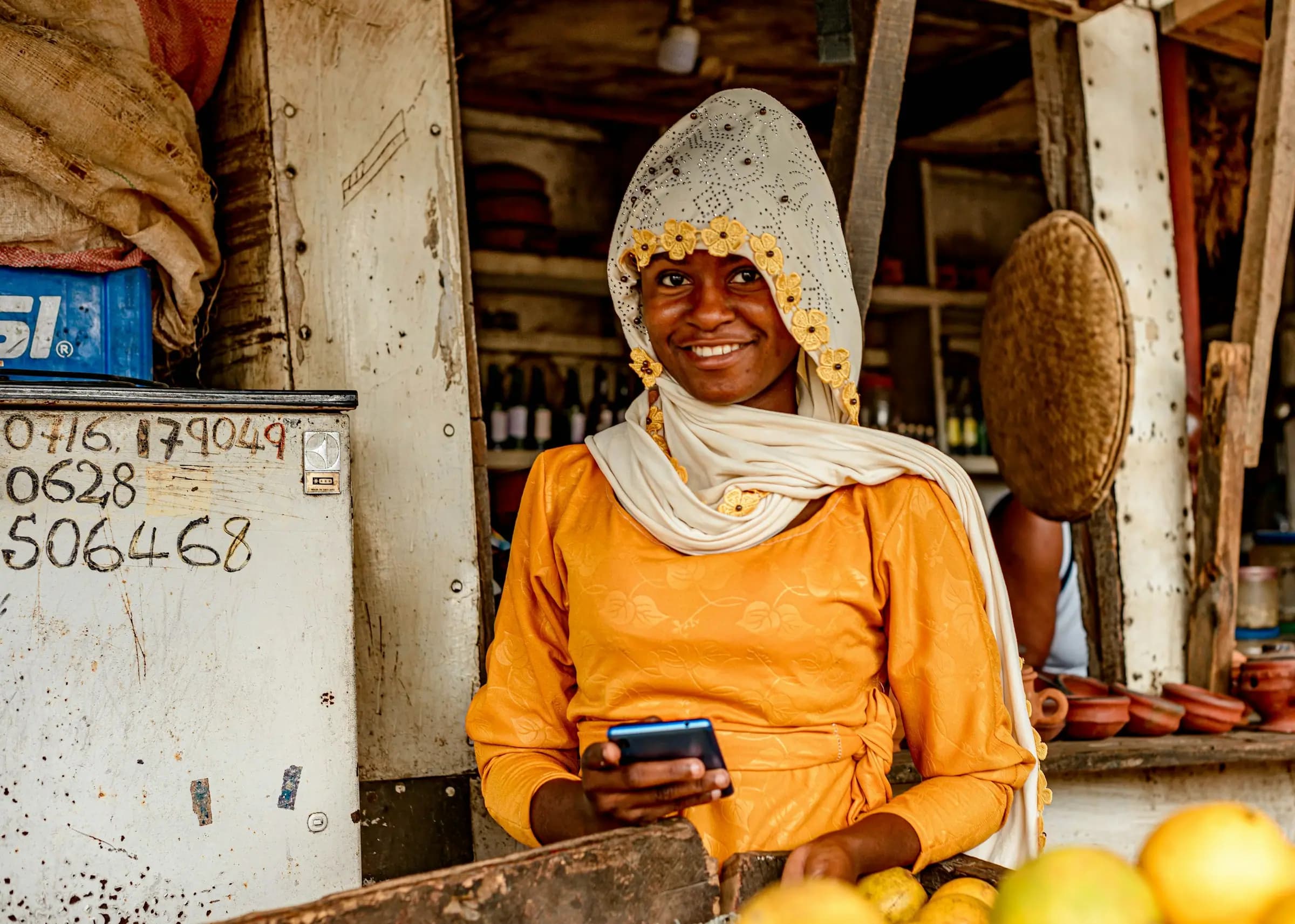 Mfanyabiashara wa matunda akipokea malipo kwa simu sokoni