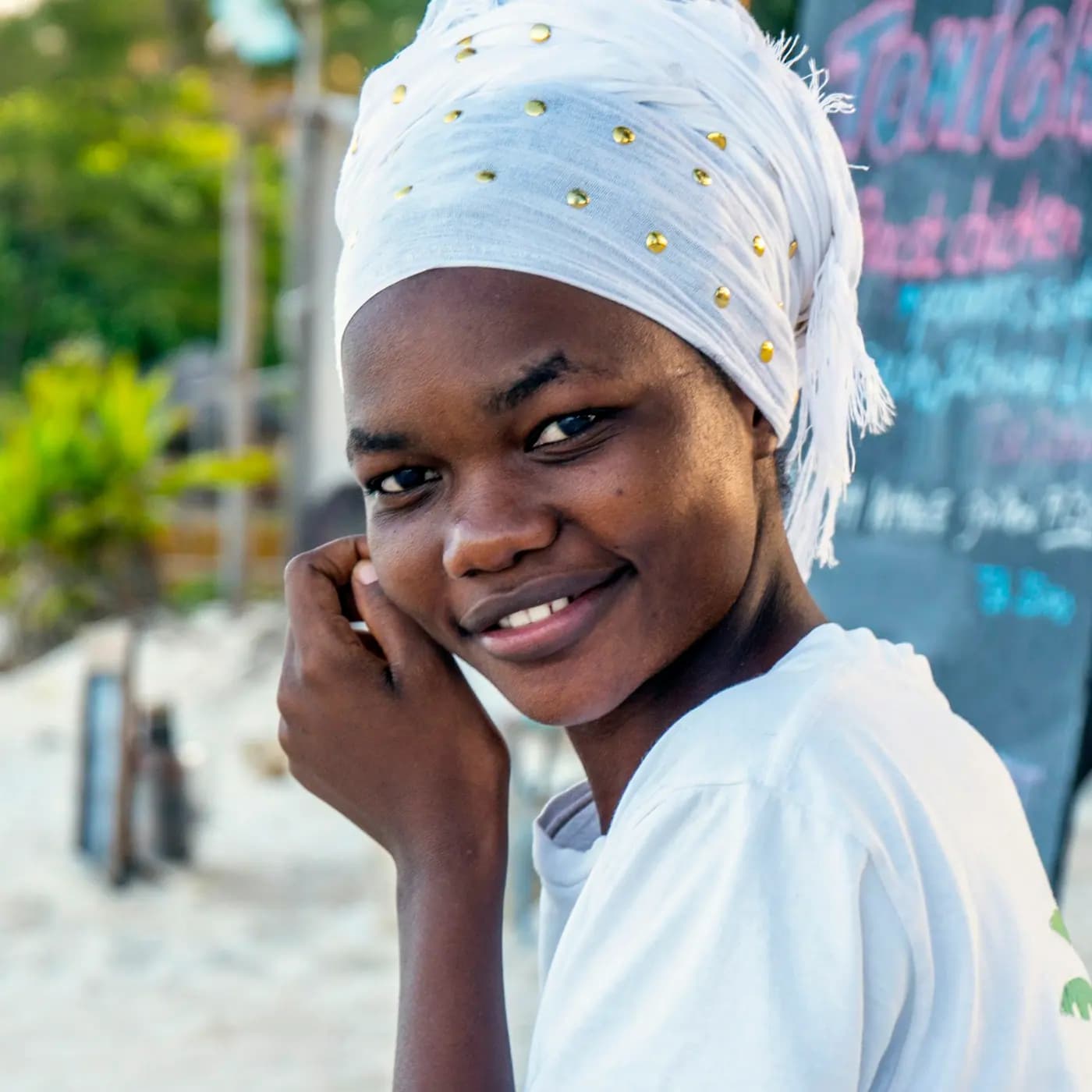 Mwanamke akitabasamu ufukweni Paje, Zanzibar
