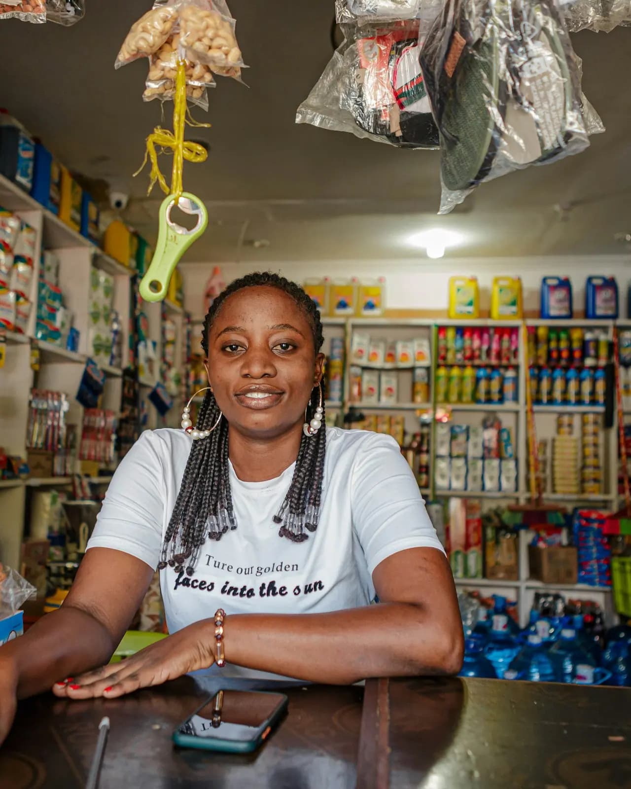 Mwenye duka akitabasamu nyuma ya kaunta yake