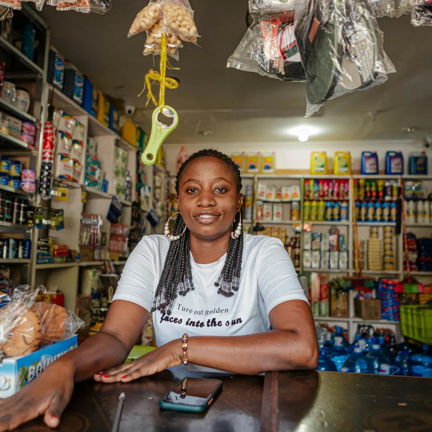 Mwenye duka akitabasamu nyuma ya kaunta yake